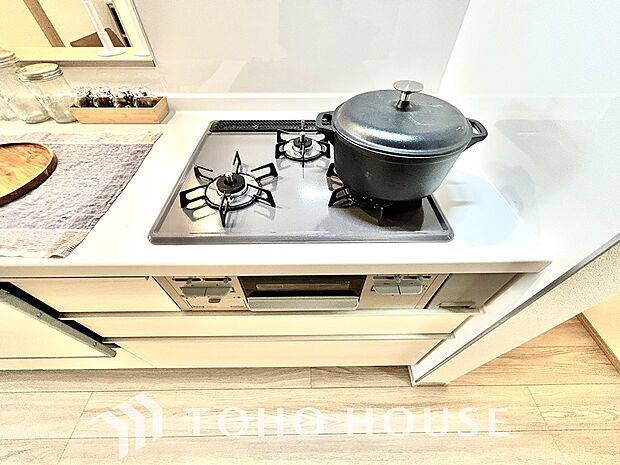 3口コンロは一度に複数のお料理を作ることができるメリットがあります。毎日のキッチンタイムを効率よく。
