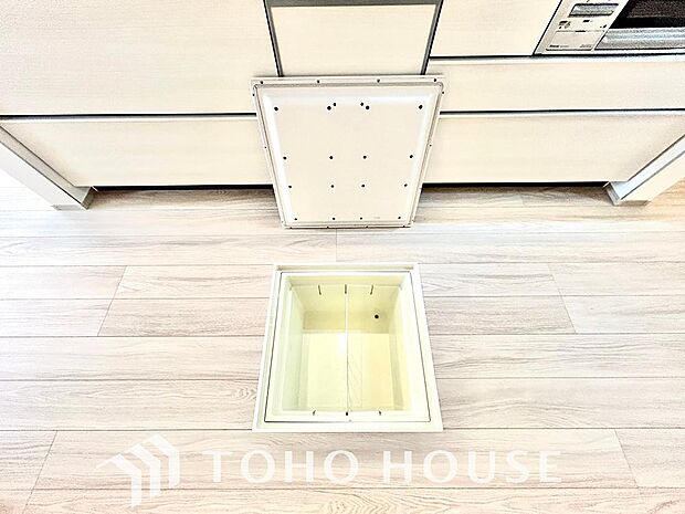 「床下収納」キッチン下部に設けた床下収納は、食品のストックや非常食、保存食の保管庫・収納庫として活用できます。また、住まいの診断・点検時には床下点検口としての役割もあります。