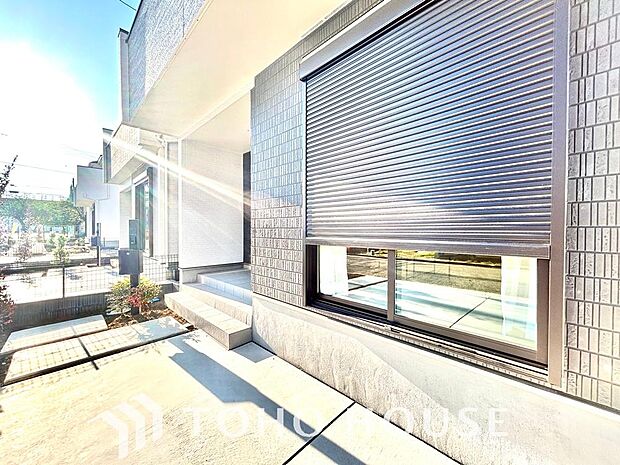 「シャッター」台風などの激しい雨・風からお家を守るのはもちろん。空き巣対策などの防犯抑止や防音にも効果を発揮します。夜勤明けで真っ暗にして眠りたい方にも必須のアイテムです。
