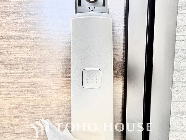 ICチップを用いたカードキー等で玄関扉の施錠&解錠が出来る設備。最近は鍵穴の無いドアも増えてます。