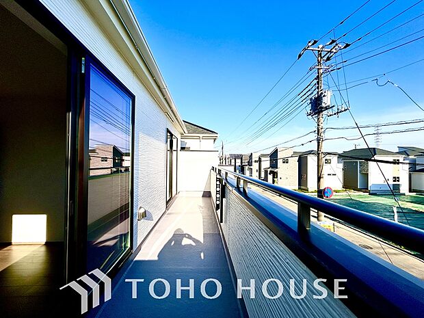通風・採光に優れ、心地よい光と風があふれています。優しい陽射しが差し込むバルコニーとなっております。