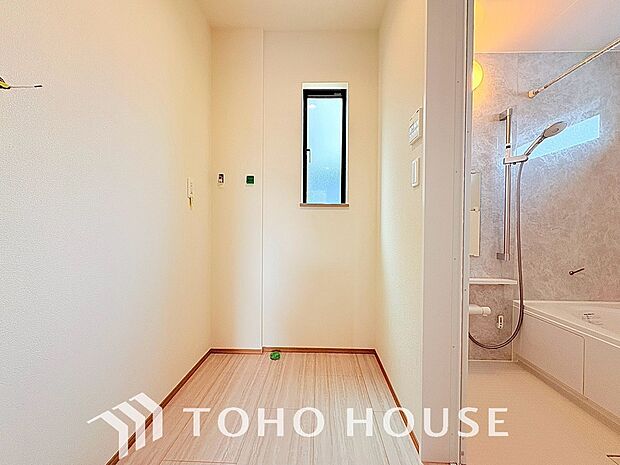 ゆとりあるスペースを確保した一戸建ての洗濯機置き場。洗面室内にすっきり収まり、毎日の家事動線もスムーズです。上部に棚を設置すれば洗剤等の収納も便利。快適に洗濯をこなせる暮らしやすさに配慮した設計です。