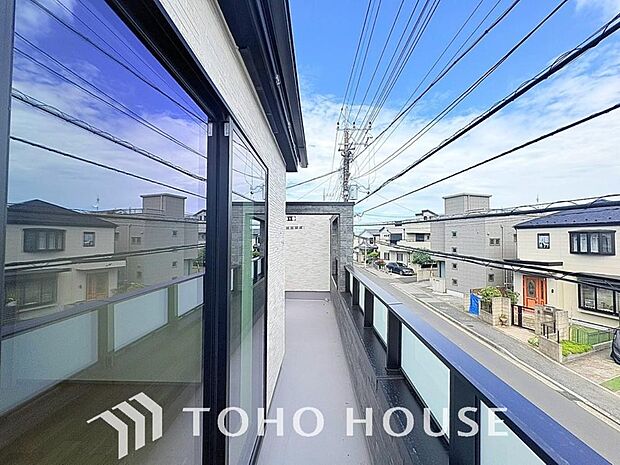 暖かい陽ざしが差込むバルコニーは、晴れた日には、洗濯物が良く乾きます。また、風通しも良好です。