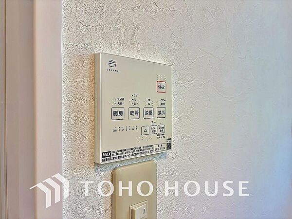 雨の日や花粉の季節にも大活躍する浴室暖房乾燥機を完備しました。天候に左右されずにお洗濯ができるため、毎日の家事もストレスフリーで安心です。さらに、カビの発生を抑えて浴室を清潔に保てる嬉しいメリットも。