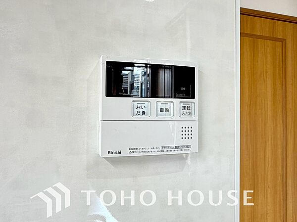 家族がいつでも温かいお風呂に入ることができる追い炊き機能が付いた浴槽はとても便利な機能です。家事の合間に手軽に操作できるため、生活リズムが異なるご家族でも常に心地よい温かなお湯が優しく迎えてくれます。