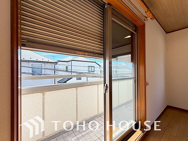 戸建にも防犯機能のシャッターを完備しております。寒い冬でも部屋の中から開閉が可能です。わざわざ窓を開ける必要がないため室内の温かい空気を一切逃がさず、毎日の暮らしをいつでも快適にサポートしてくれます。