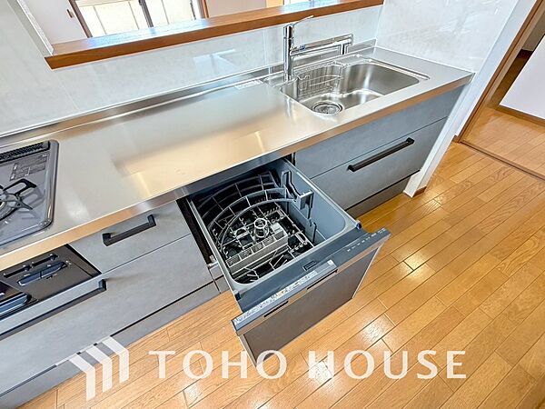 食洗機は家事の時間を短くできることがメリット。ビルトインタイプはキッチンをすっきりとみせてくれます。高温でしっかり洗浄するため衛生的で、毎日の手荒れの悩みからも解放され暮らしに優しいゆとりを生みます。