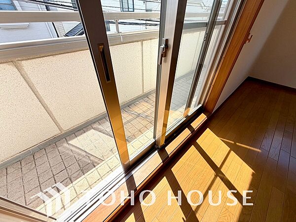 複層ガラスは結露を抑えたり、遮音にも効果を発揮します。優れた断熱性能により室内の冷暖房効率がグッと高まるため、毎月の電気代を賢く節約しながら、一年中快適で環境にも優しいサステナブルな暮らしを叶えます。