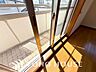 設備：複層ガラスは結露を抑えたり、遮音にも効果を発揮します。優れた断熱性能により室内の冷暖房効率がグッと高まるため、毎月の電気代を賢く節約しながら、一年中快適で環境にも優しいサステナブルな暮らしを叶えます。