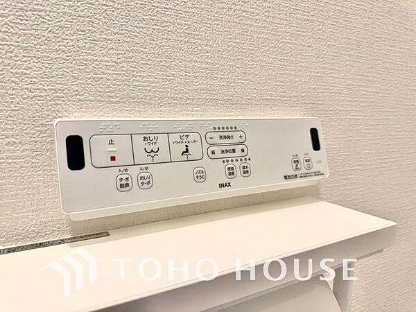 毎日使うトイレには快適な温水洗浄便座を完備しています。清潔感のあるプライベート空間で日々の生活に心地よいゆとりをプラス。毎日の暮らしをさらに一段と快適にしてくれる、嬉しいこだわり設備仕様の住まいです。