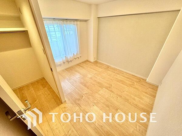 家具の配置がし易い室内です。趣味の部屋としても、充分な広さを確保しております。柔らかな自然光が差し込む心地よいお部屋は、アレンジ次第で自分だけの特別な場所に。日々の暮らしがより豊かに彩られていきます。