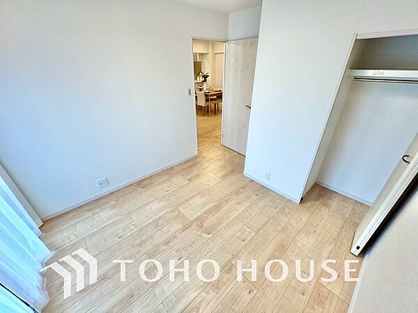 家具の配置がし易い室内です。趣味の部屋としても、充分な広さを確保しております。柔らかな自然光が差し込む心地よいお部屋は、アレンジ次第で自分だけの特別な場所に。日々の暮らしがより豊かに彩られていきます。