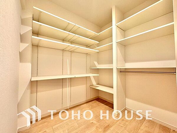 建物内部の収納には拘りました。共有部分に設けた収納は季節物の大きな家電や大型の生活用品もすっきりと収まりお荷物が多い方にも安心です。住まい全体をいつでも綺麗でゆとりある快適な空間に保つことができます。