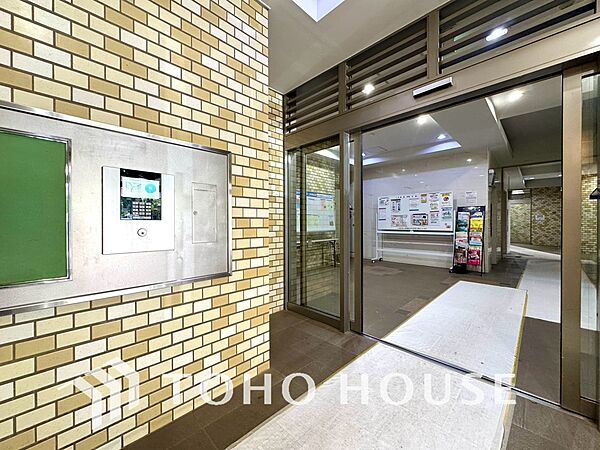 共用玄関にオートロックがあることで防犯効果が高まります。不審者や不要な勧誘の侵入を防げるため、一人暮らしの方や小さなお子様のいるご家庭でも安心です。毎日の安全面を足元から静かに支える、心強い設備です。
