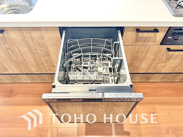 家事の時間を大幅に短縮できる便利な食器洗い乾燥機を完備。ビルトインタイプのため、キッチン周りをすっきりと美しく見せてくれます。手荒れを防ぎ、ゆとりの時間を生み出す先進設備を、ぜひ現地でお確かめ下さい。