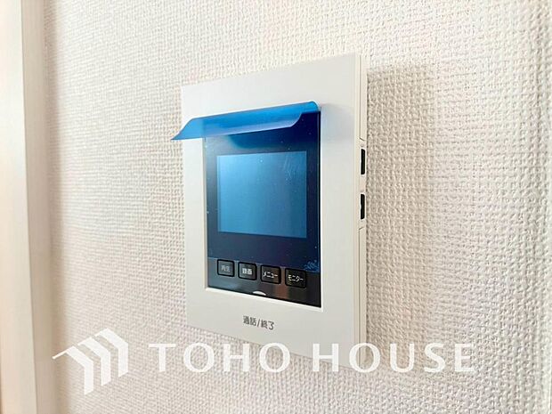「見える安心」を実現するTVモニター付きインターホンを設置。来訪者の顔を室内から一目で確認できるため、防犯性が高く、お子様の留守番時も安心です。家族の安全を守る確かな配慮を、ぜひ現地でお確かめ下さい。