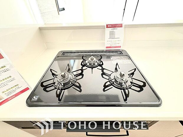 3口コンロは一度に複数のお料理を作ることができるメリットがあります。毎日のキッチンタイムを効率よく。主菜を炒めながら汁物を温め、もう一品も進行。手際よく品数を増やせ、忙しい毎日の夕食作りがスムーズに。
