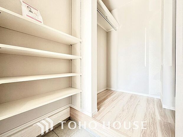建物内部の収納にはとことん拘りました。特に、共有部分に設けた大型収納は、趣味の道具や季節物などお荷物がとても多い方でもスッキリ片付くため安心です。お部屋をいつも広く、綺麗に保てる嬉しい工夫が満載です。