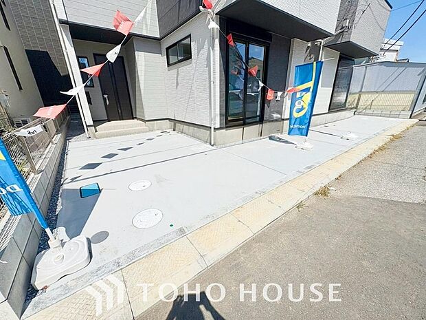 家のすぐ前に駐車場があるので、車の出入庫に時間がとられることもありません。荷物の多い日や雨の日のお買い物でもスムーズに家の中に運び込めるのが嬉しいポイント。毎日のフットワークが軽くなる快適な環境です。