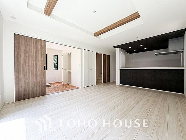 造りこんだ空間演出の妙が生み出す光と質のハーモニーはこの住宅のクオリティの良さを実感させてくれます。
