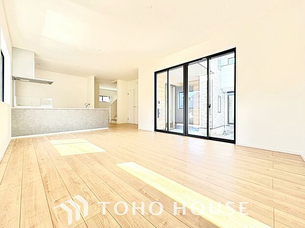 広々としたLDKは、家族が自然に集まりやすく、一緒に過ごす時間を楽しめる工夫が施されています。陽光が差し込む開放的な空間で、自然と会話が弾み笑顔が溢れます。心地よい団らんを育む、こだわり満載の住まい。
