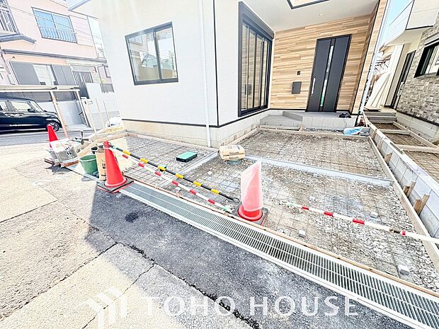 家のすぐ前に駐車場があるので、車の出入庫に時間がとられることもありません。お出かけや帰宅がスムーズになり、い物帰りに重い荷物を運ぶ際も移動距離が短く、毎日の暮らしの負担を大きく軽減することができます。