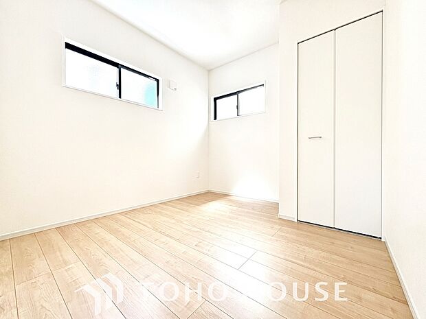 一日の疲れを癒やしてくれる主寝室。時を忘れて過ごす場所として過ごせるお部屋。外の喧騒から離れ、静かで穏やかな時間が流れる空間は、心身ともに深くリラックスできます。毎日の睡眠を贅沢な時間に変える空間。