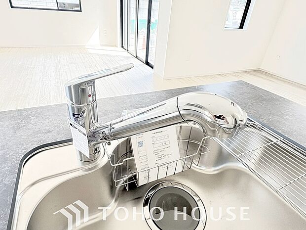 安全でおいしい水を手軽に。ボタンひとつで浄水と原水に切り替えられる浄水器一体型水洗を使用。クリアなお水が毎日使え、お米を炊いたりする際には浄水機能をつかうこともできて、毎日安心してお使いいただけます。