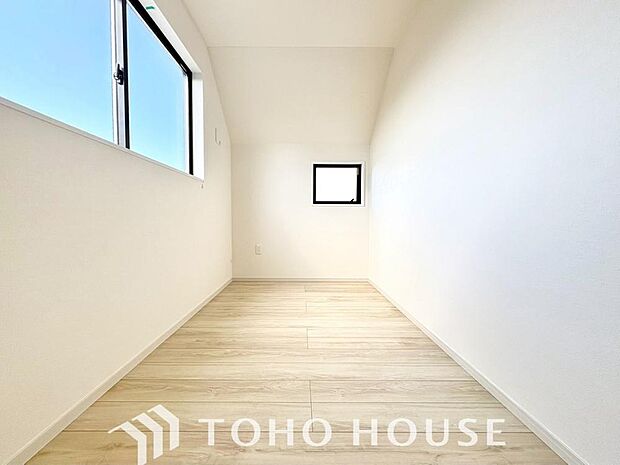 お子さまの心と身体を見守る子供部屋として、小さな自立心を育むお部屋作りを見越してご覧下さい。成長に合わせてレイアウトを変更しやすく、のびのびと過ごせる設計に。将来の夢や個性を豊かに育む安心の空間です。