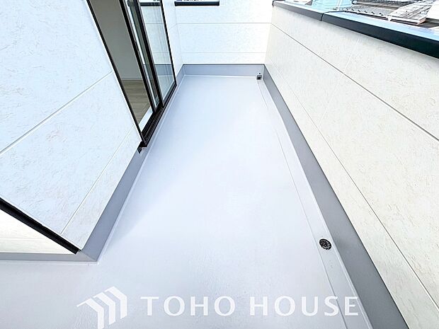 心地よい風が吹き抜けるマンションのバルコニー。毎日の洗濯物やお布団干しにも十分な広さを確保しています。手すり壁が適度なプライバシーを守りつつ、明るい光を室内に届けてくれる、暮らしの憩いのスペースです。