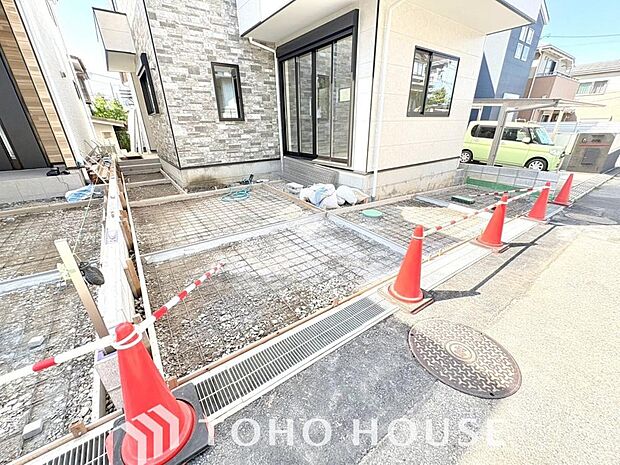 家のすぐ前に駐車場があるので、車の出入庫に時間がとられることもありません。お出かけや帰宅がスムーズになり、い物帰りに重い荷物を運ぶ際も移動距離が短く、毎日の暮らしの負担を大きく軽減することができます。