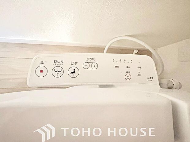 寒い冬でも快適な温水洗浄便座を完備。便座カバーを使わずに済むため、衛生面が気になる方も安心です。日々のお手入れがしやすく、清潔な状態を維持できます。いつでも温かい便座が毎日の快適な暮らしを支えます。