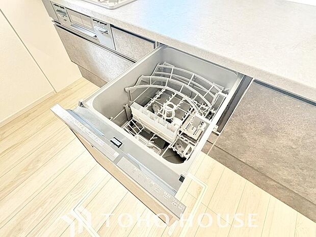 ビルトインタイプの食器洗乾燥機。通常の手洗いでは使用出来ないほど高温のお湯や高圧水流を使うことにより、汚れを効果的に落とすことができます。殺菌効果が非常に高く哺乳瓶などを使う家庭で需要が高く大変便利。