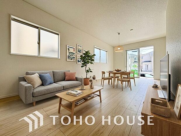 造りこんだ空間演出の妙が生み出す光と質のハーモニーは、この住宅のクオリティの良さを実感させてくれますね。モダンで美しい佇まいが、毎日の暮らしに彩りを添えてくれます。※家具・家電はAI加工によるものです