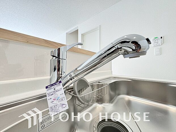 ボタンひとつで浄水と原水に切り替えられる浄水器一体型水栓を使用。シンクのまわりがすっきり片付くだけでなく、毎日の料理や飲み水、お米研ぎなどにも気兼ねなく豊かな水を使えます。安全でおいしい水をお手軽に。