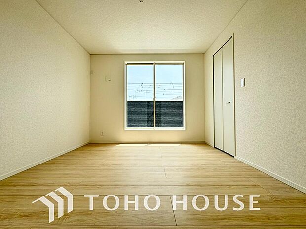 心身ともにゆったりと安らげる主寝室。寝室のゆとりが大きい分だけ、暮らしの安らぎは深まります。一日の疲れを癒やすプライベート空間にふさわしい落ち着きと広さを確保し、上質な眠りと快適な朝を迎えるお部屋に。