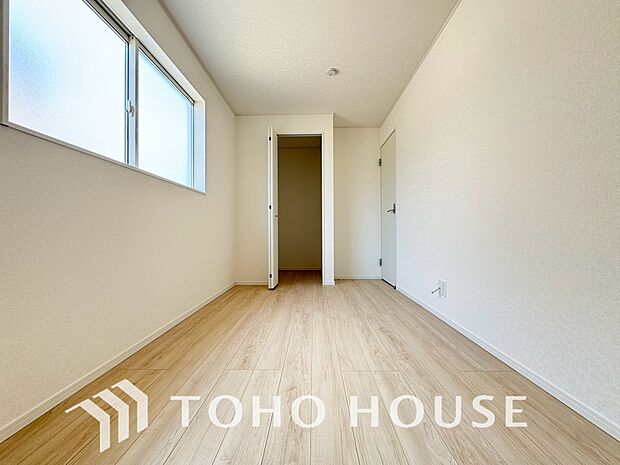 お子さまの心と身体を見守る子供部屋として、小さな自立心を育むお部屋作りを見越してご覧下さい。成長に合わせてレイアウトを変更しやすく、のびのびと過ごせる設計に。将来の夢や個性を豊かに育む安心の空間です。