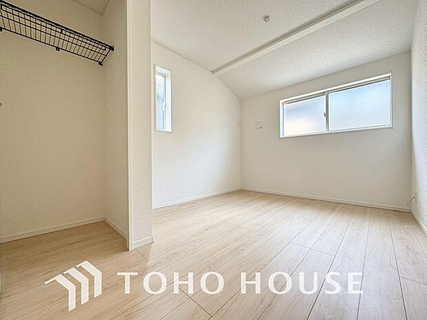 白を基調とした室内は、明るい住空間を造り出すだけでなく、清潔感をもたらしてくれます。どんな家具やインテリアとも相性が良く、好みの空間に模様替えしやすい洋室に。お部屋全体をより広く見せる効果もあります。