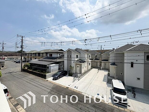 暖かい陽ざしが差込むバルコニーです。よく晴れた日には、洗濯物が良く乾きます。風通しも良好です。毎日のお洗濯が快適にこなせるだけでなく、心地よい風と光を感じながら、のんびりと気分転換も楽しめる空間です。