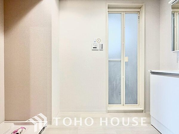 身だしなみのチェックがしやすい大きな鏡、下には収納がたっぷり。スッキリとした空間を演出いたします。