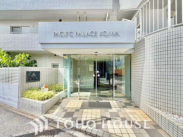 色合いも落ち着いた色を中心に構成され、重厚感のある雰囲気で居住者・来客者を迎えてくれます。