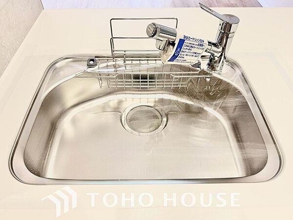 ワンタッチで浄水と原水を切り替えできる浄水器一体型水栓は水道水に含まれる有害物質を除去してくれます。