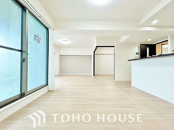 広々としたLDKは、家族が自然に集まりやすく、一緒に過ごす時間を楽しめる工夫が施されています。陽光が差し込む開放的な空間で、自然と会話が弾み笑顔が溢れます。心地よい団らんを育む、こだわり満載の住まい。