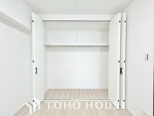 居室にはクローゼットを完備し、自由度の高い家具の配置が叶うシンプルな空間です。衣類や物がすっきりと収まるため、お部屋の広さを有効活用できます。模様替えも楽しみやすく、自分好みの快適な寝室や子供部屋に。