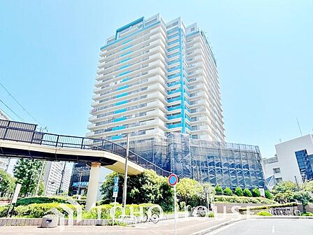 街並みに美しく映える、洗練されたスタイリッシュな外観デザイン。新築ならではの圧倒的な存在感と品格を放ち、住む人の誇りを満たしてくれます。青空に映える美しい佇まいを、ぜひ現地で実際にご覧ください。
