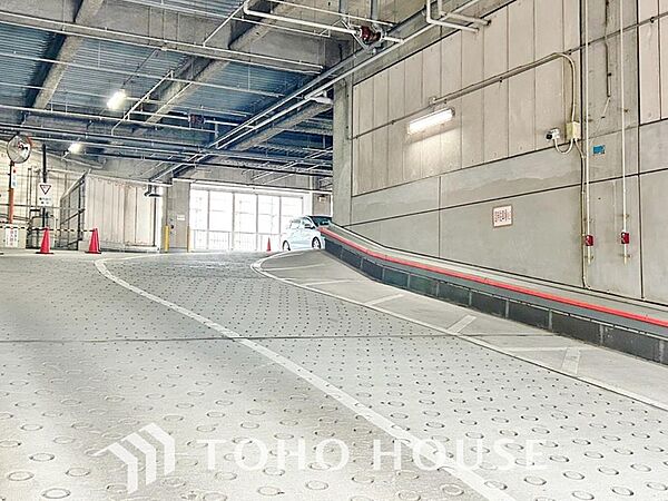 「敷地内駐車場。月額8000～13000円。空き状況はご確認ください。お車をお持ちの方も安心の環境で、毎日の通勤や休日のお出かけ、日々のお買い物もスムーズ。快適なカーライフを足元からサポートします。