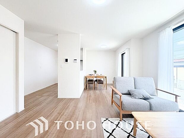光が注がれる青い空から鮮やかに赤色にゆっくりと染まる。そんな優しい時間がここでは流れてゆく。