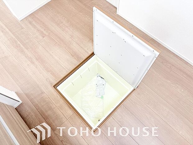 食品ストックや非常食・保存食の保管庫として活用できます。住まいの床下点検口としての役割もあります。