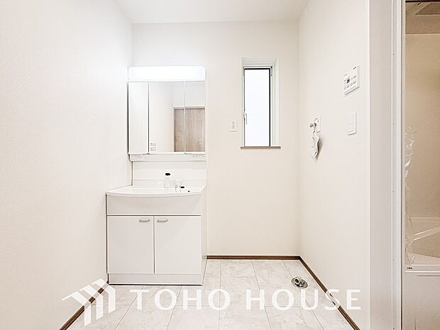 手で洗いたい大切な服など、広く使えると助かる洗面台は汚れの付きにくい形状と素材で造られております。