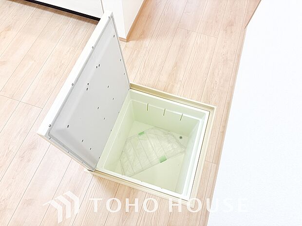 食品ストックや非常食・保存食の保管庫として活用できます。住まいの床下点検口としての役割もあります。